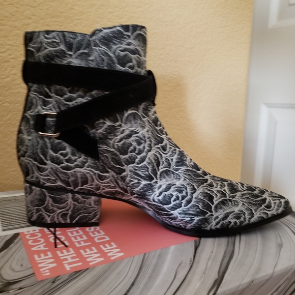 NIB Jeffrey Campbell booties 7.5 black & white - Picture 4 of 5